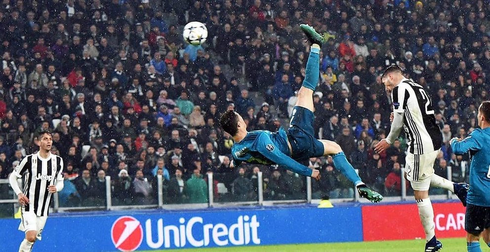 Momento en el que Cristiano Ronaldo, cuando era jugador del Real Madrid, realizó la chilena que finalizó en gol ante la Juventus, su actual equipo (EFE)